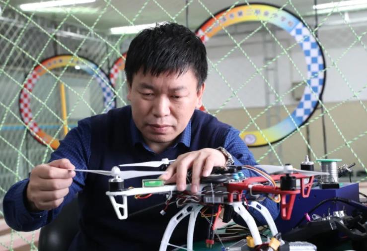 哈尔滨市第二职业中学的计算机专业教师刘龙