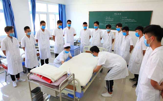 2020年重庆卫校有什么专业适合男生
