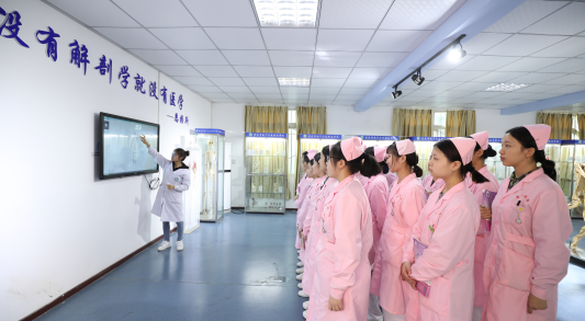 2020年初中毕业女生读卫校好不好
