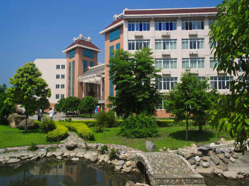 学校现有高新校区、龙泉校区两个校区，总占地面积300余亩，总建筑面积约7.8万平方米。成都中医药大学附属医院针灸学校怎么坐车？