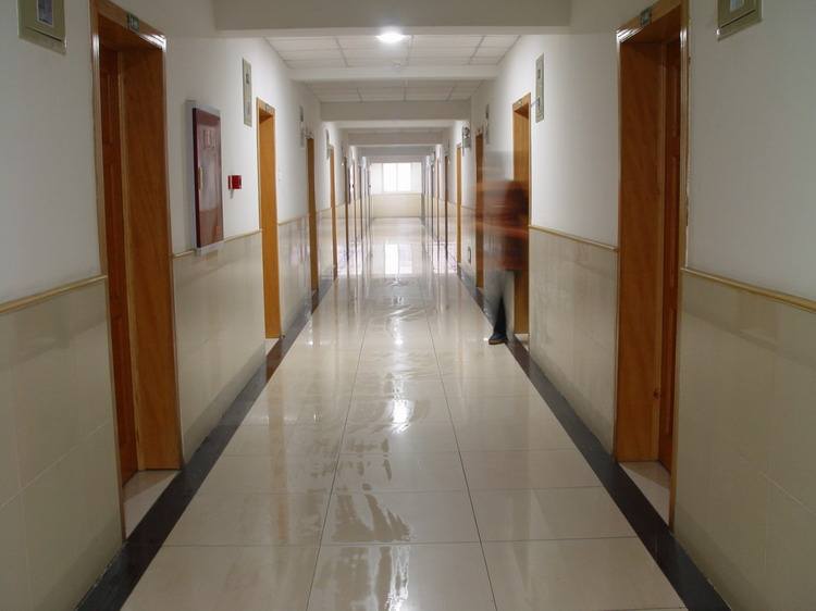 重庆公共卫生学校寝室过道